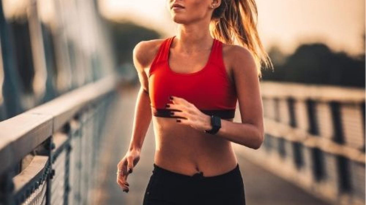 Velocidade, Pista E Mulher Rápida Correndo Para A Saúde Fitness