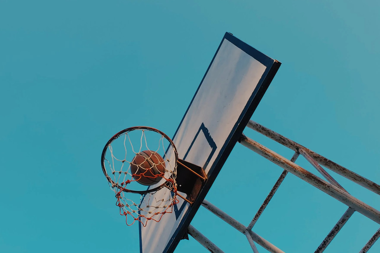 Quanto tempo dura um jogo de basquete? Descubra a duração média!