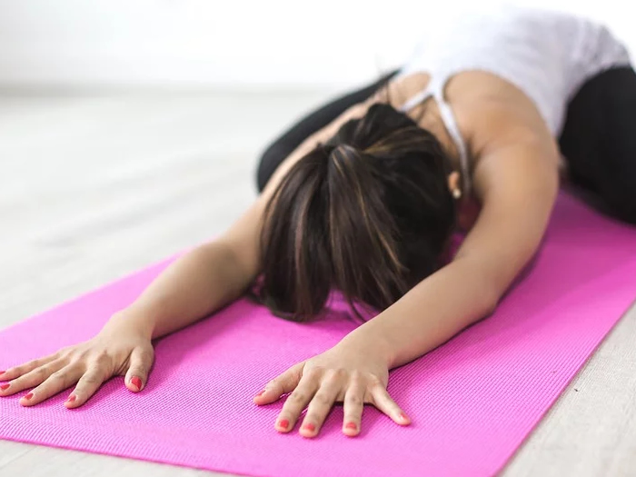 Prática regular de alongamento ajuda a preservar flexibilidade do corpo