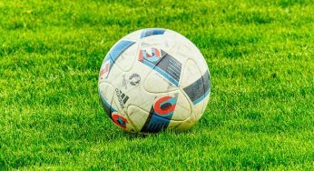 Que tipo de atividade física você recomenda para quem gosta de jogar futebol nos fins de semana