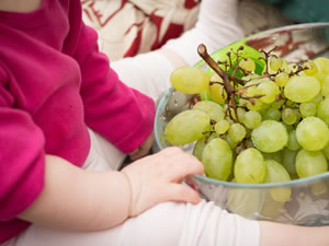 Método de deixar bebê comer alimentos sólidos ao invés de papinhas se espalha pelo mundo