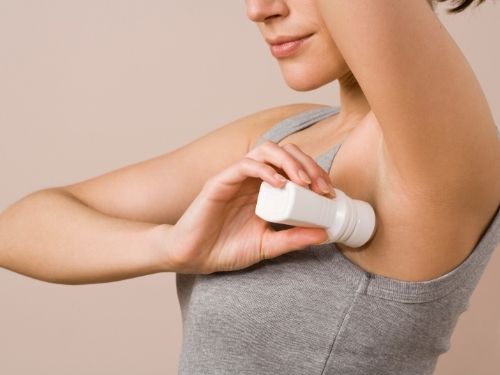 Pesquisa diz que desodorantes alteram o microbioma da pele