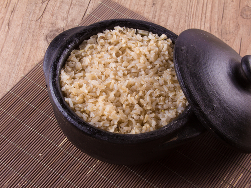 Trocar o arroz branco pelo integral ajuda a emagrecer?