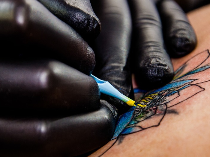 Tatuagens nas pernas podem dificultar o tratamento e piorar o quadro de varizes