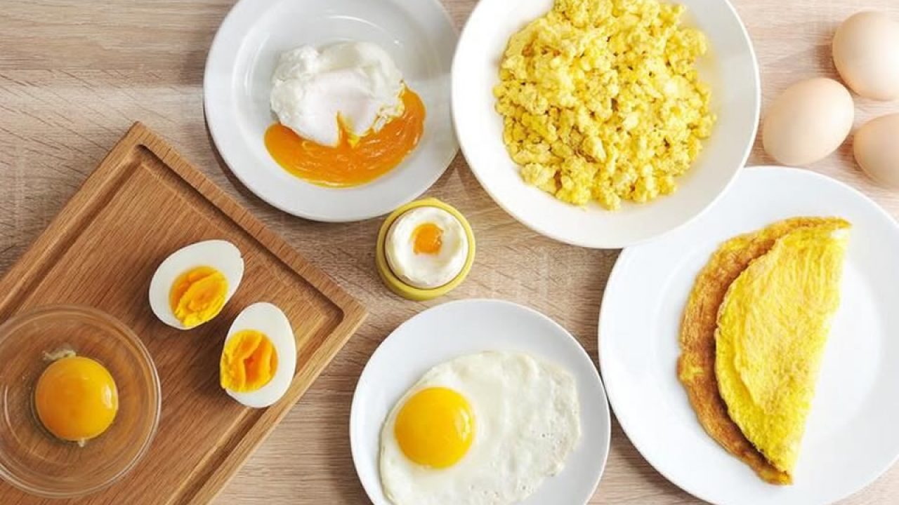 Omelete No Vermelho. Placa Vermelha Com Ovo Frito E Garfo De Prata